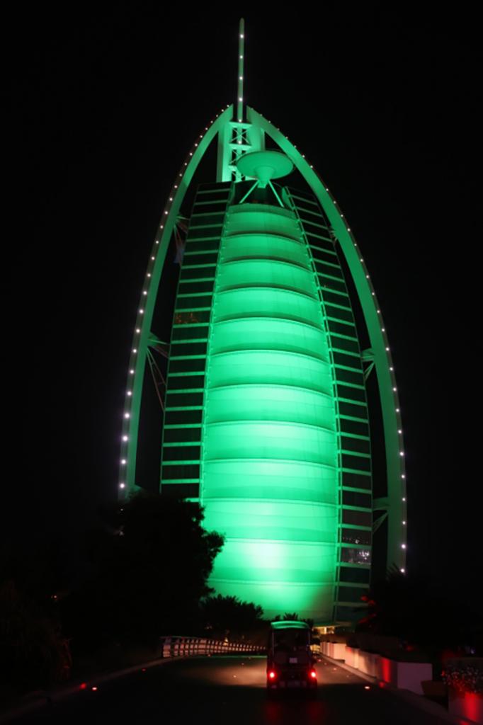 برج العرب في دبي مضاء بالأخضر