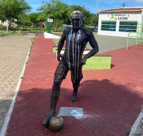 تمثال داني ألفيس في البرازيل
