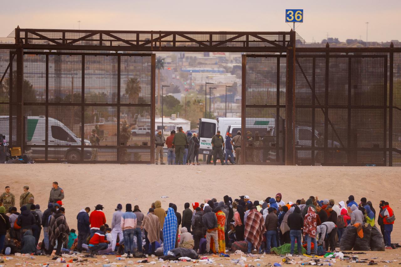 مهاجرون غير شرعيون ينتظرون أمام الحدود الأمريكية
